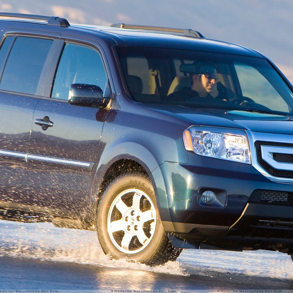 Красивый автомобиль Honda Pilot