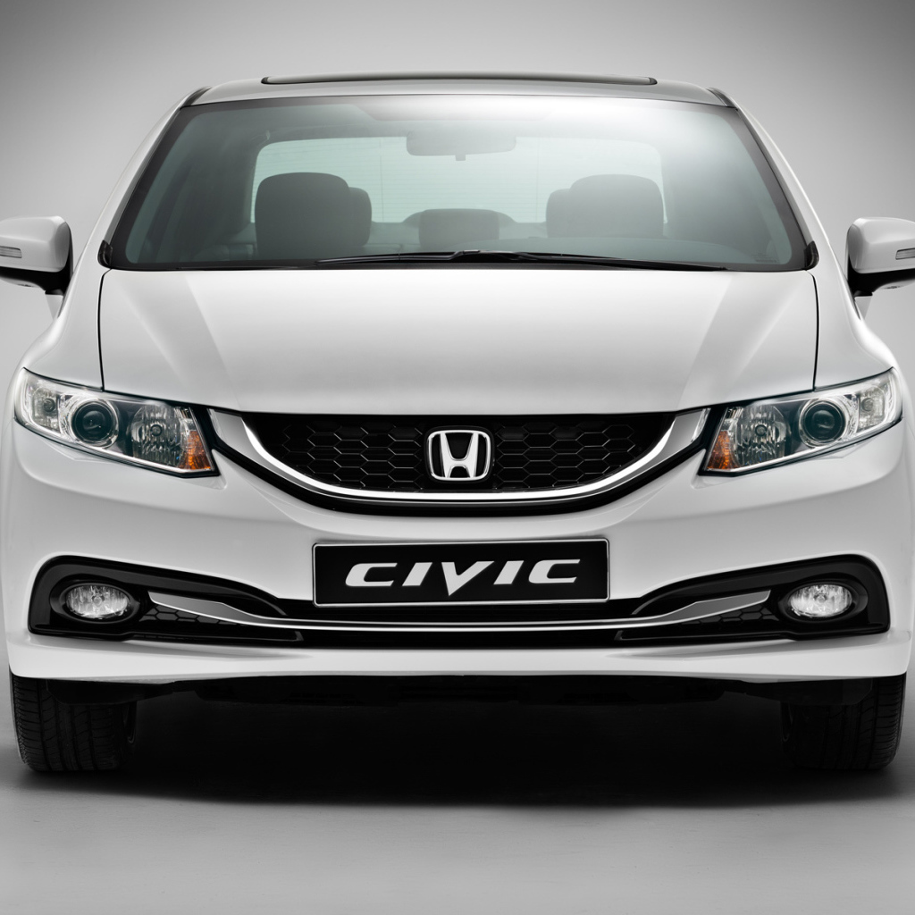 Автомобиль Honda Civic 4D на дороге