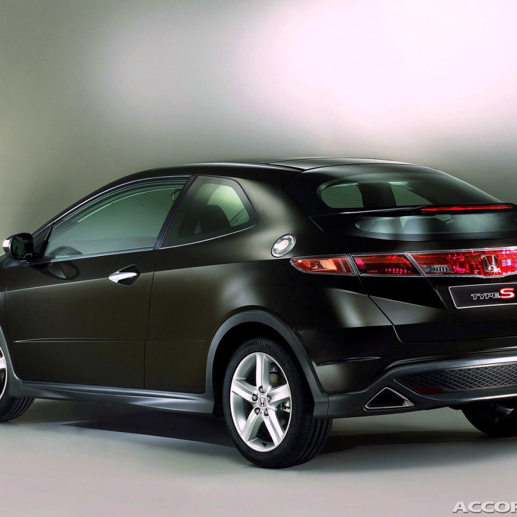 Автомобиль Honda Civic 5D на дороге