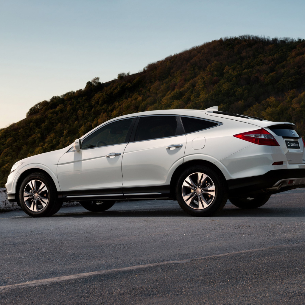 Автомобиль Honda Crosstour на дороге