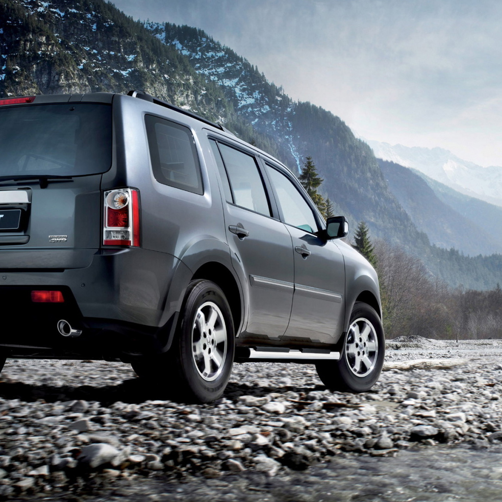 Автомобиль Honda Pilot на дороге