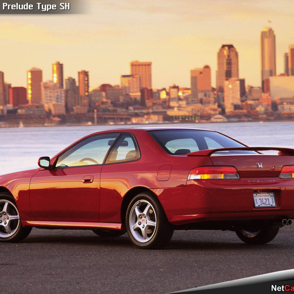 Автомобиль Honda Prelude club на дороге