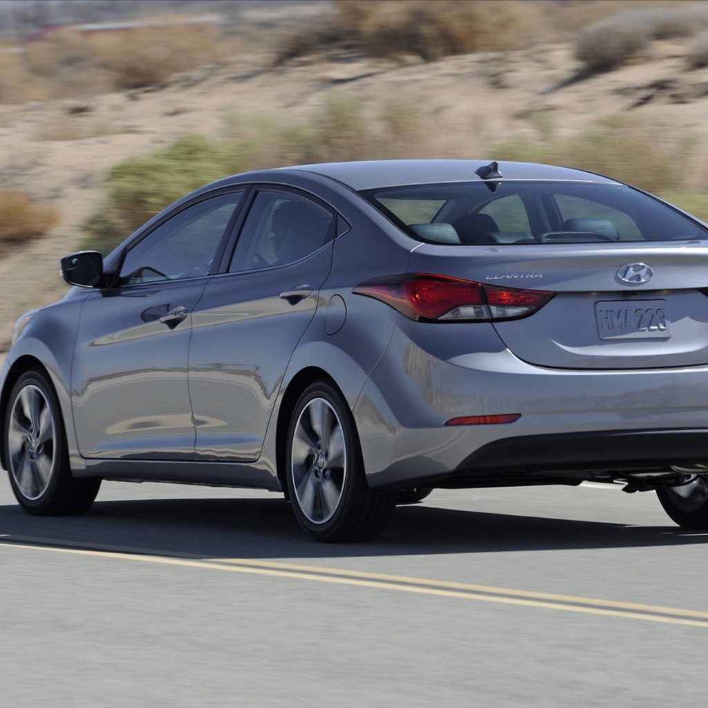 Красивый автомобиль Hyundai Elantra 2014