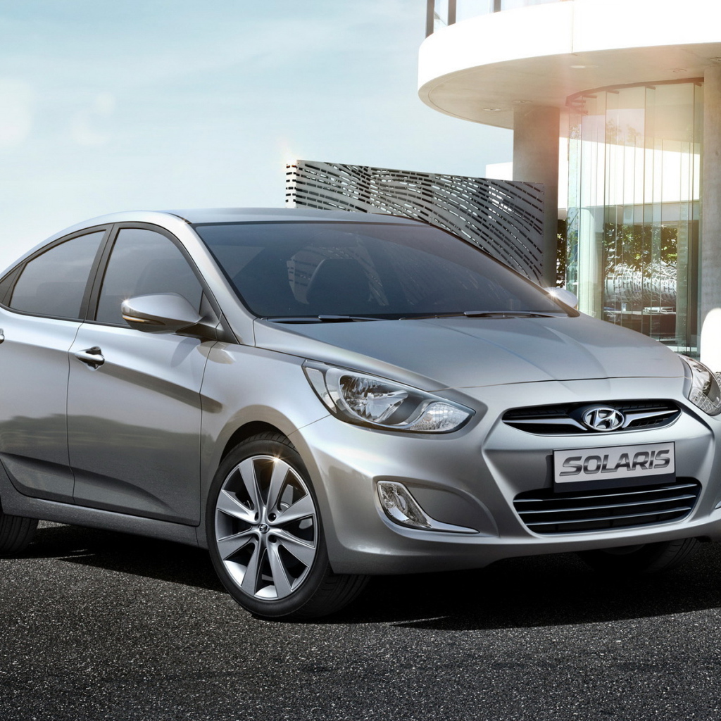 Автомобиль Hyundai Solaris на дороге