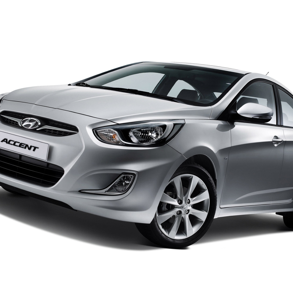 Автомобиль Hyundai Accent на дороге