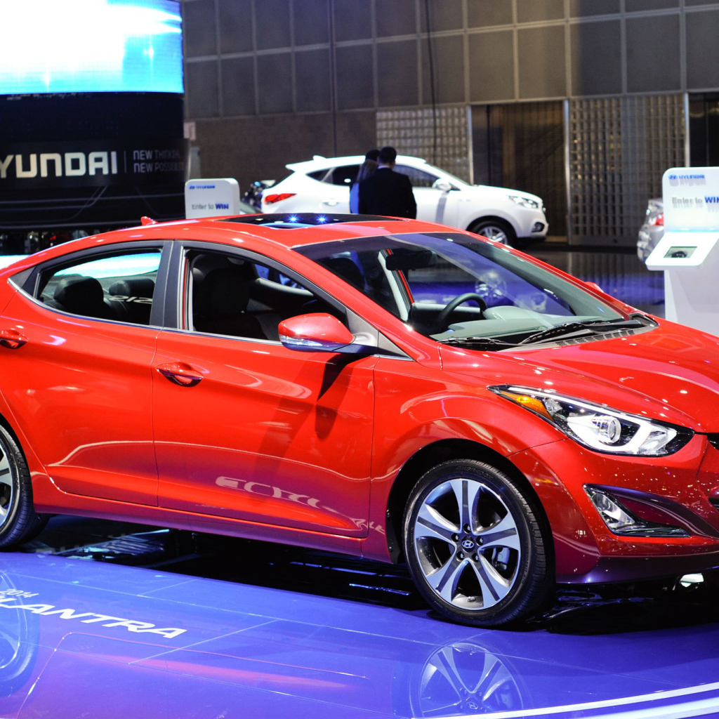 Автомобиль Hyundai Elantra 2014 на дороге