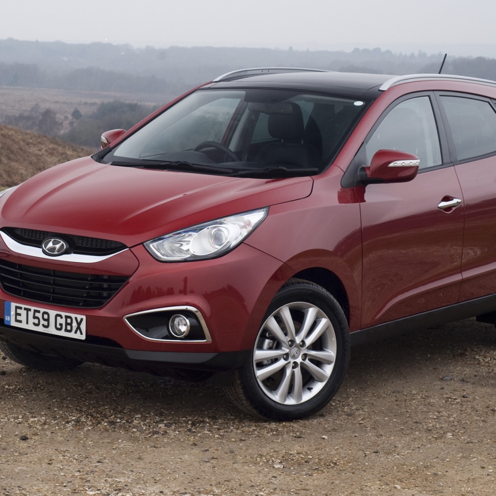  Автомобиль Hyundai IX35 на дороге