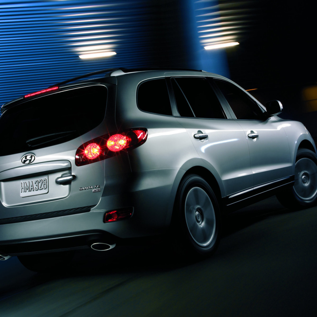 Автомобиль Hyundai Santa fe на дороге