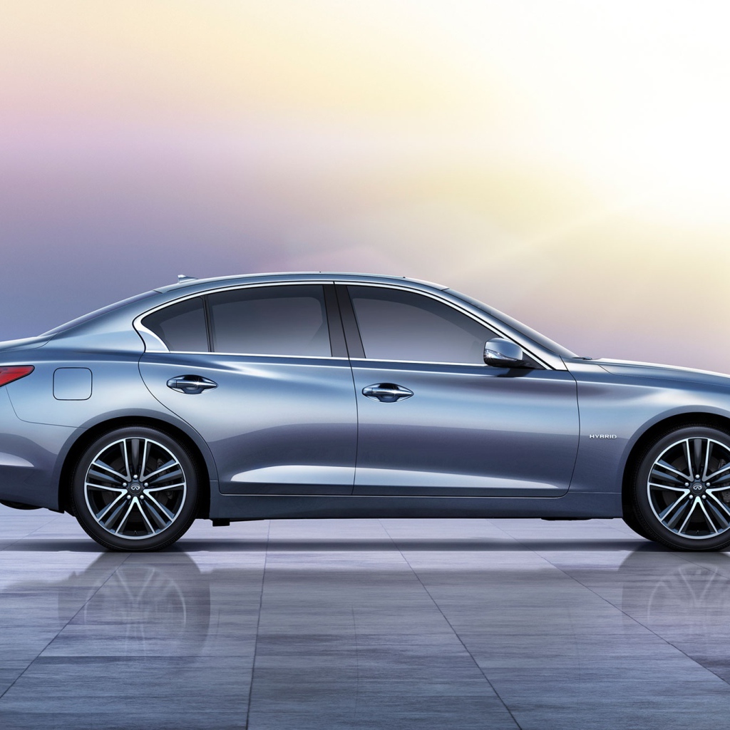 Новая машина Infiniti Q50 2014 года
