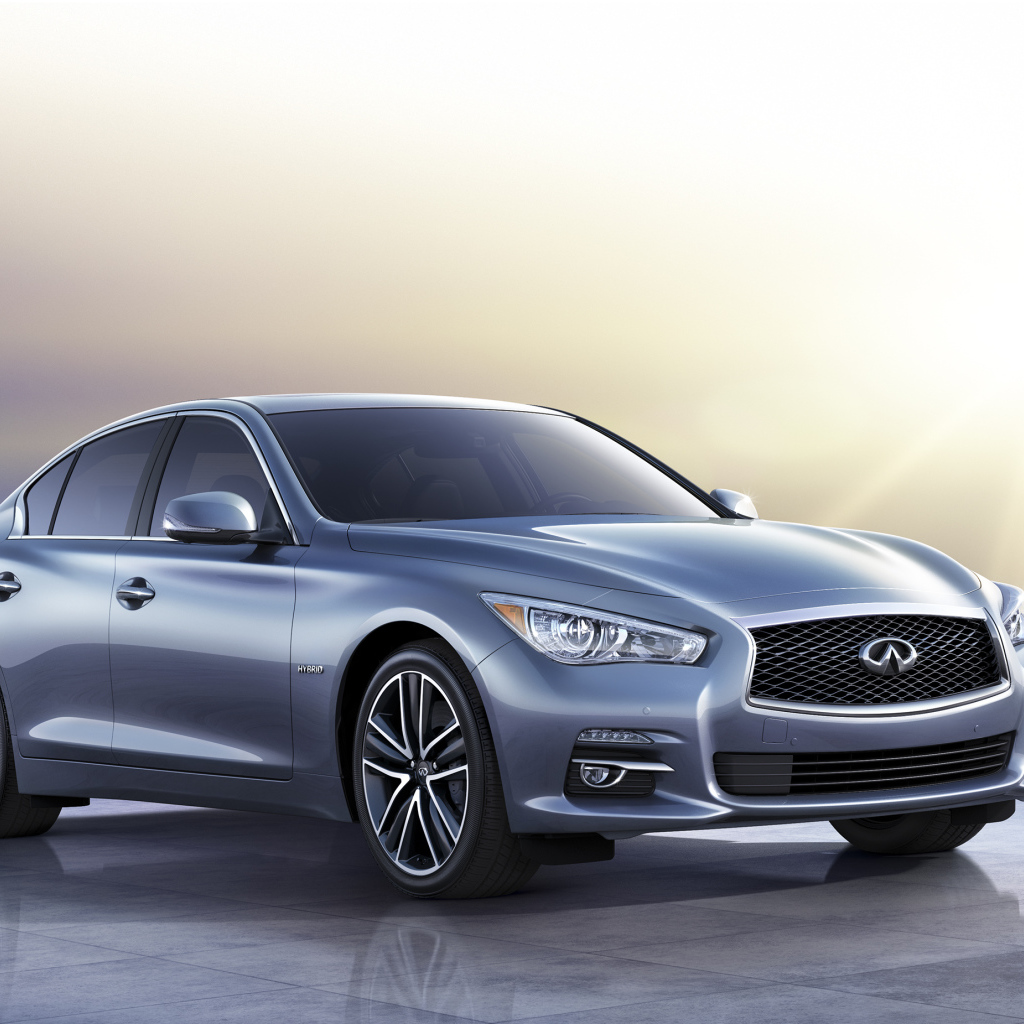 Красивый автомобиль Infiniti Q50 2014 года в Москве
