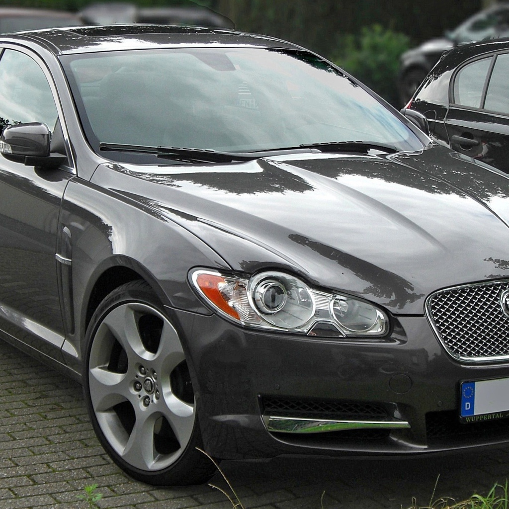 Черный Jaguar XF