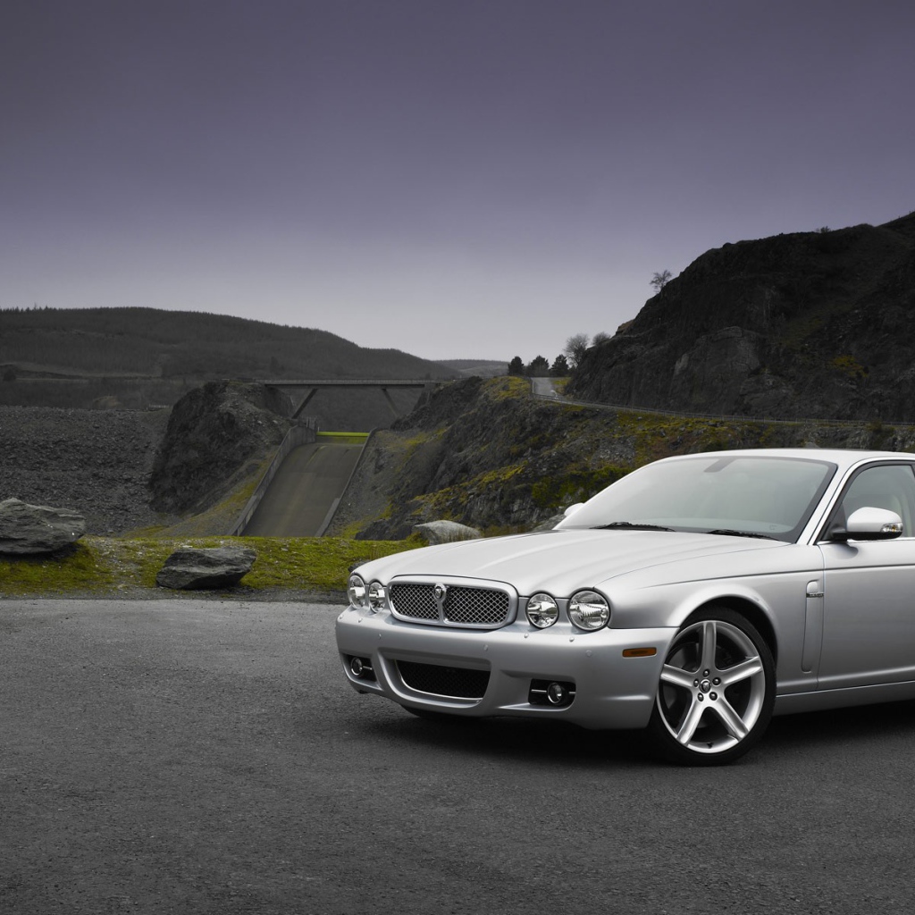 Белый автомобиль Ягуар