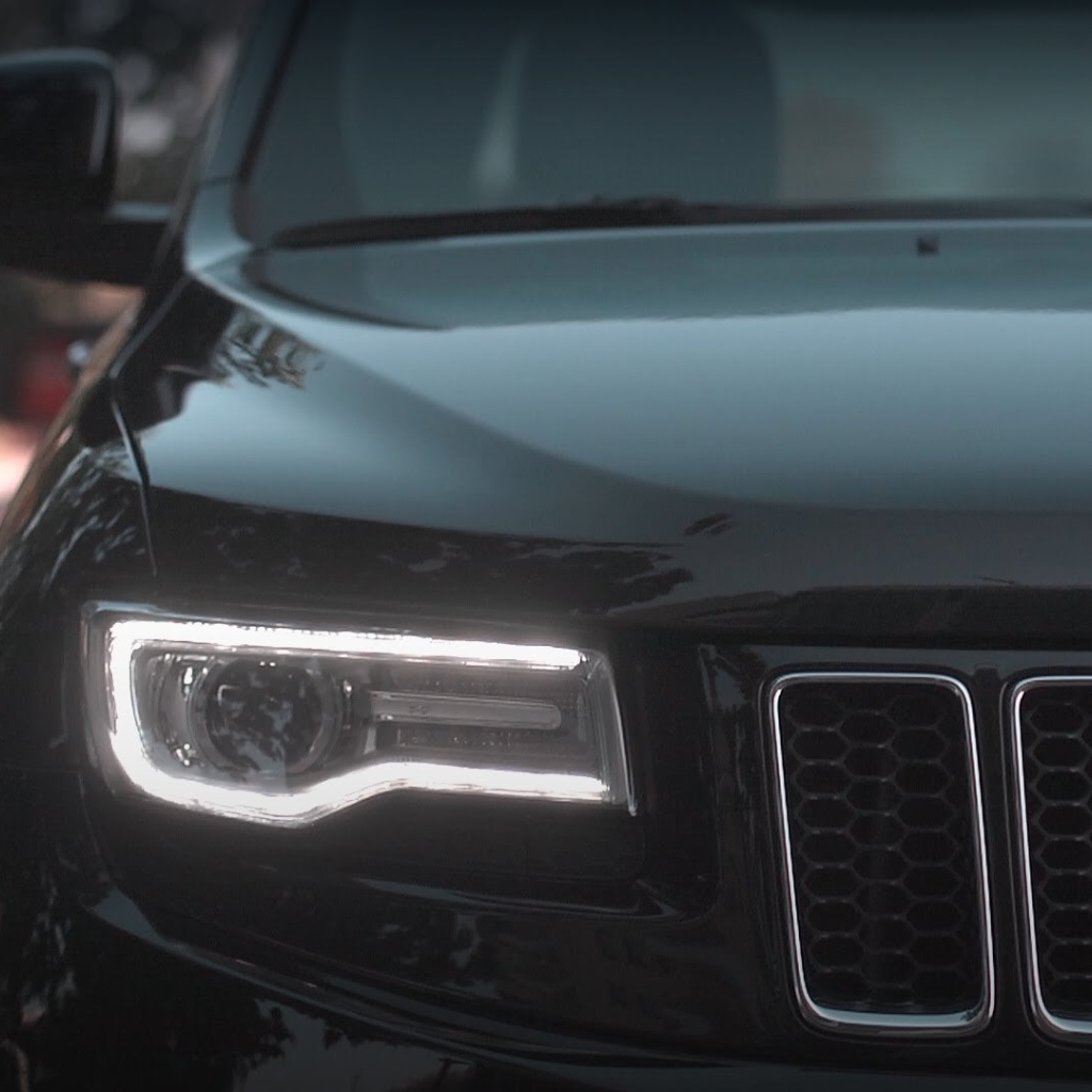 Красивый автомобиль Джип Гранд Чероки 2014