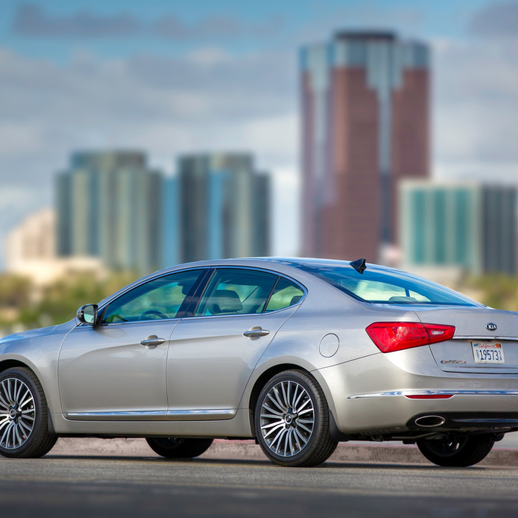 Красивый автомобиль Kia Cadenza 2014 годав Москве