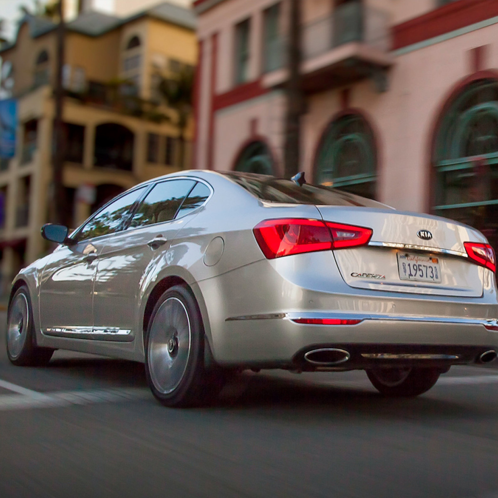 Автомобиль Kia Cadenza 2014 года на дороге