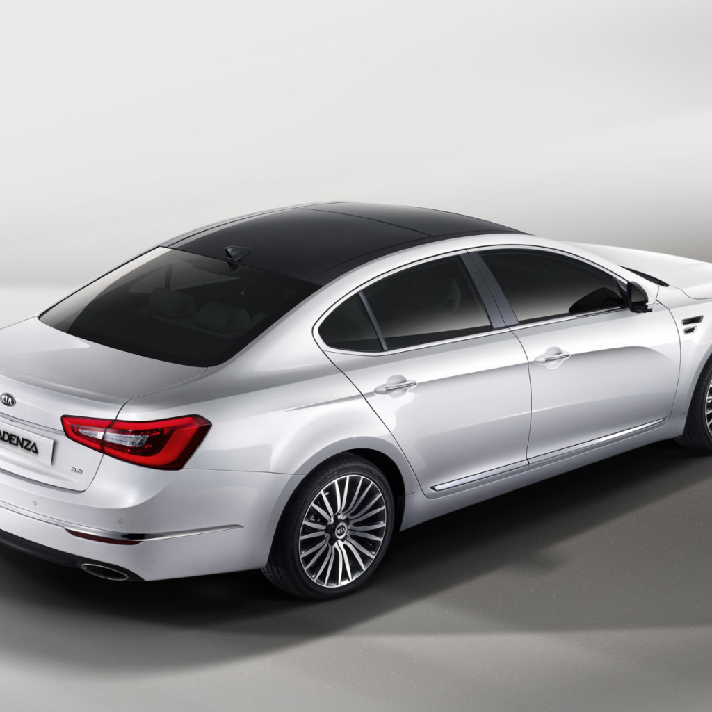 Автомобиль марки Kia модели Cadenza 2014 года