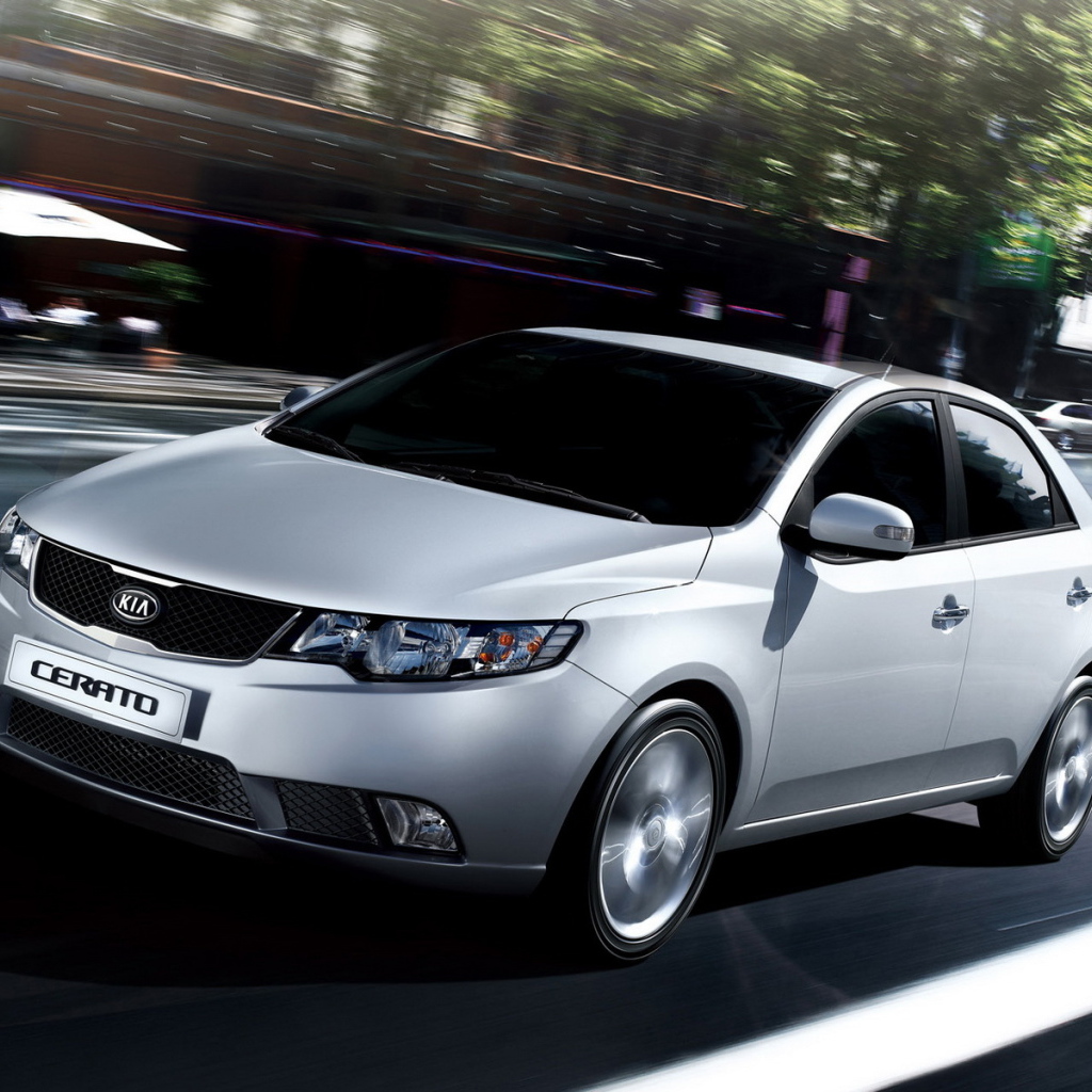  Автомобиль Kia Cerato на дороге