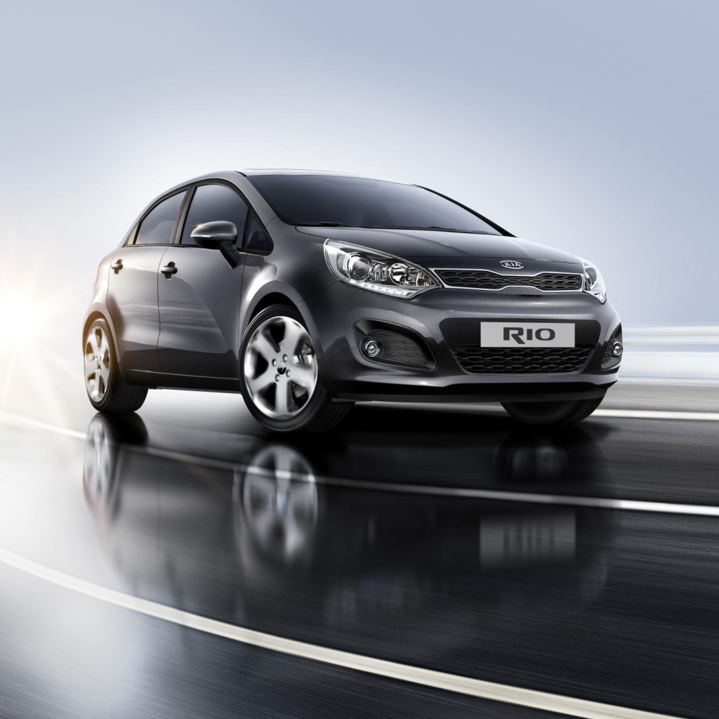 Автомобиль Kia  Rio на дороге