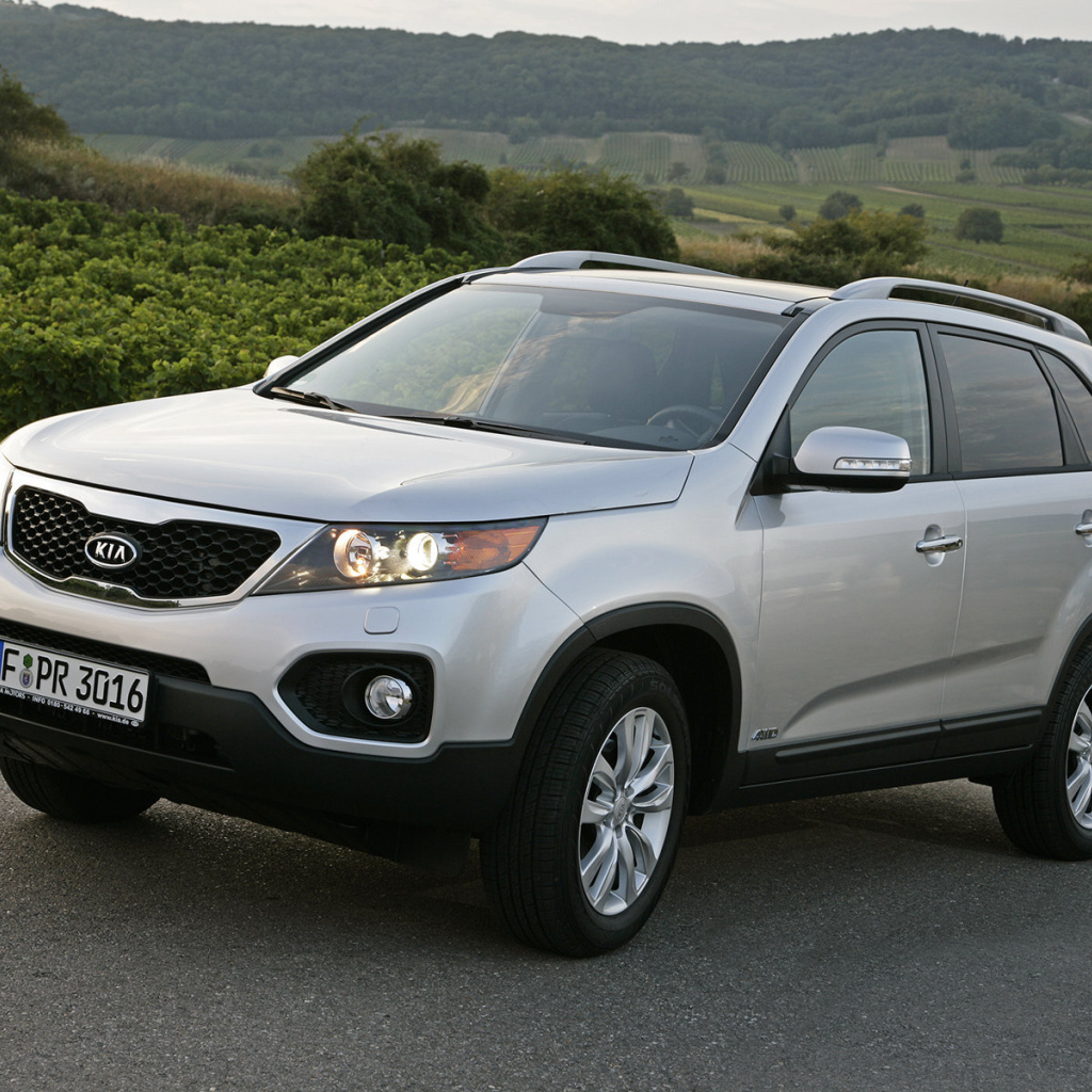  Автомобиль Kia Sorento на дороге