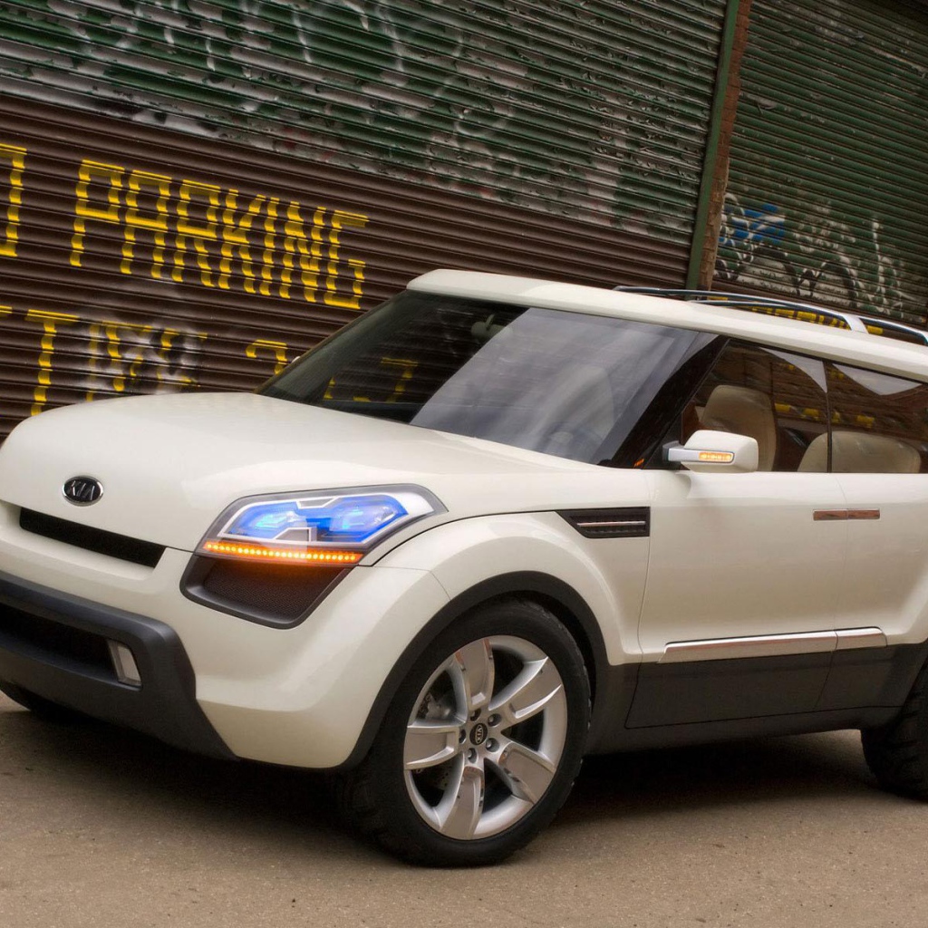 Автомобиль Kia Soul на дороге