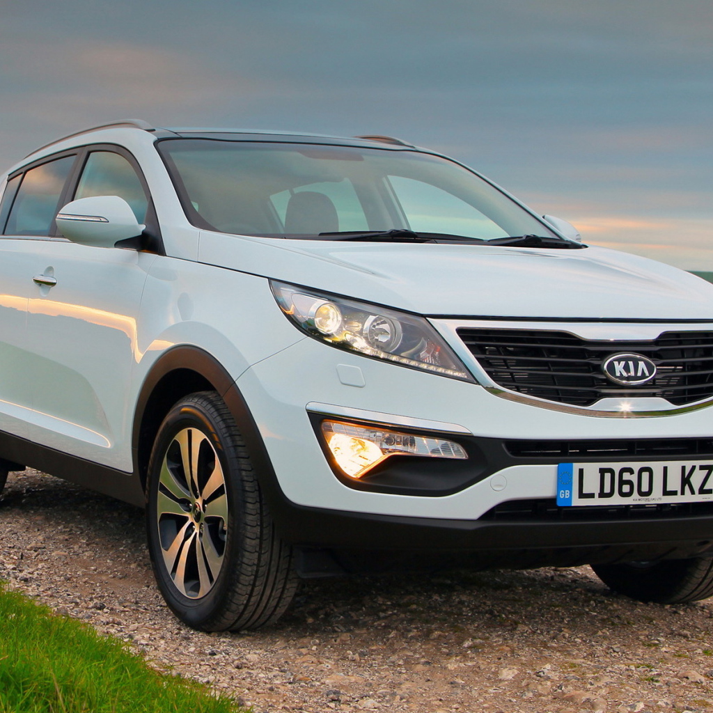  Автомобиль Kia Sportage на дороге