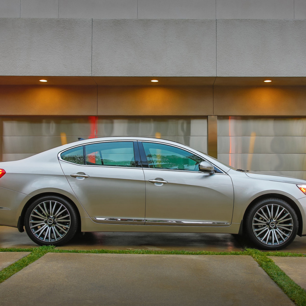 Надежная машина Kia Cadenza 2014 года