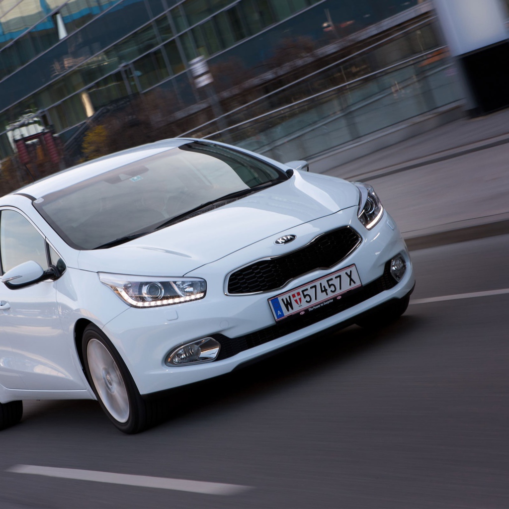 Белый автомобиль на улице