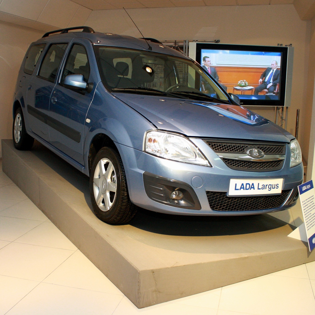 Lada Largus в автосалоне