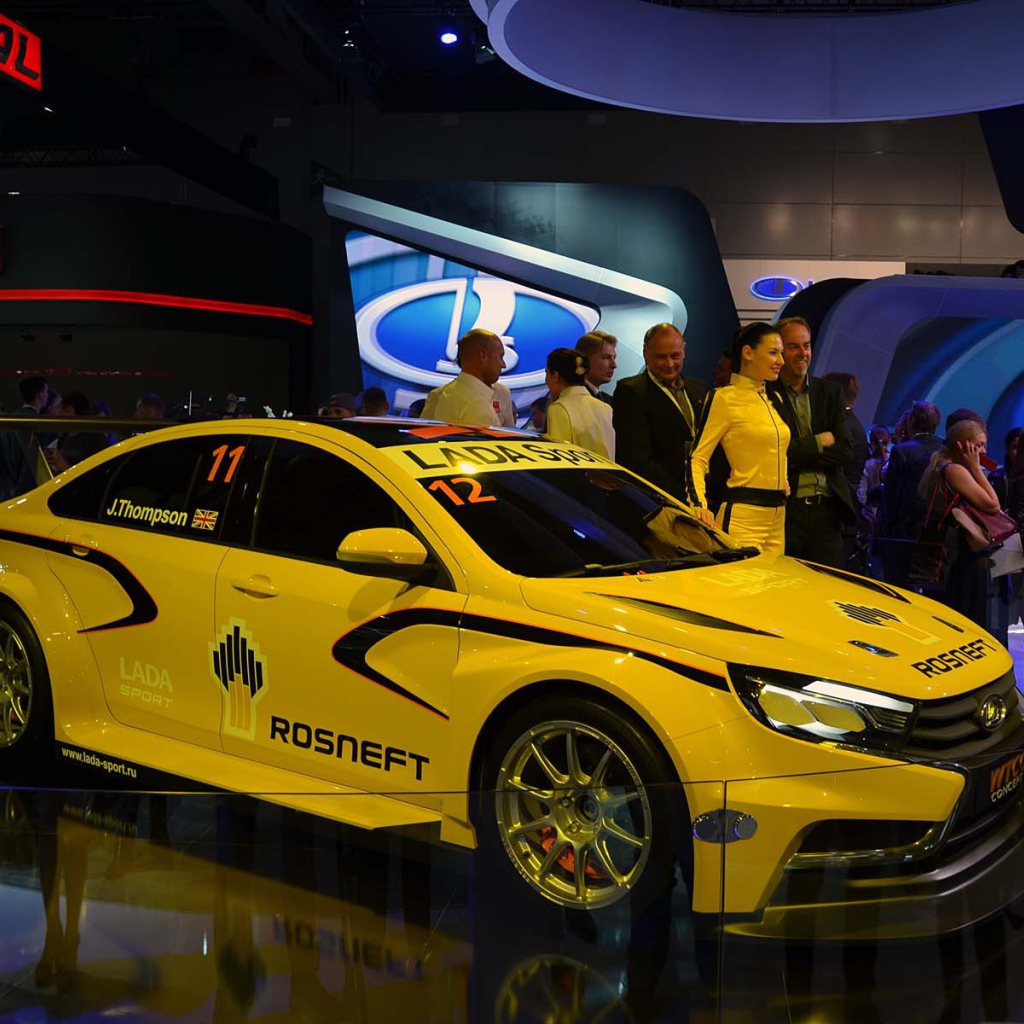 Желтая Лада Веста