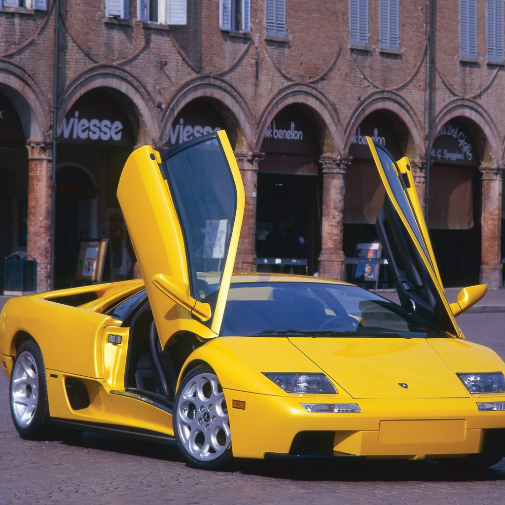 Автомобиль Lamborghini Diablo на дороге