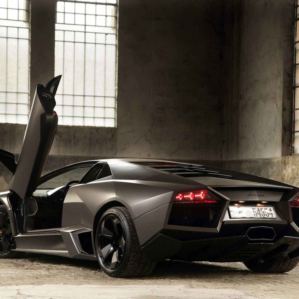 Автомобиль Lamborghini Reventon на дороге