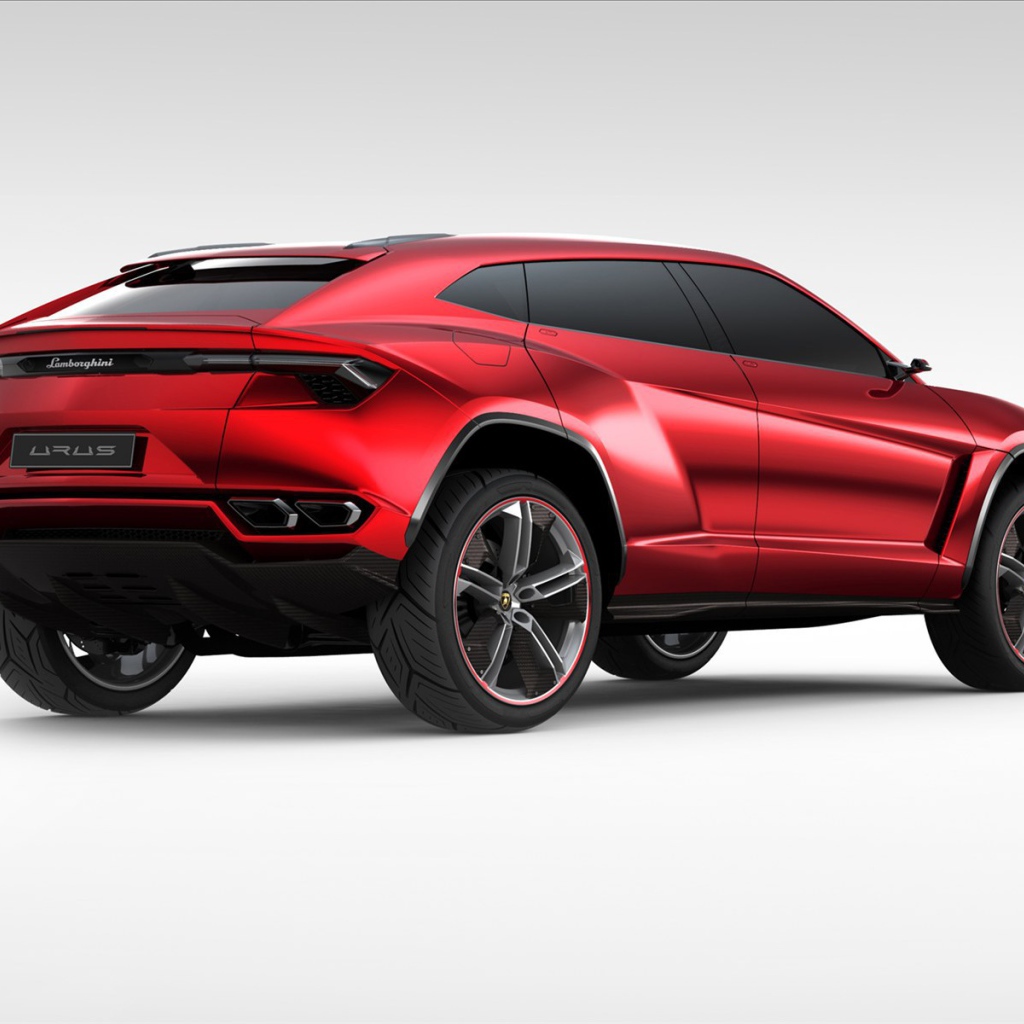 Автомобиль Lamborghini Urus на дороге