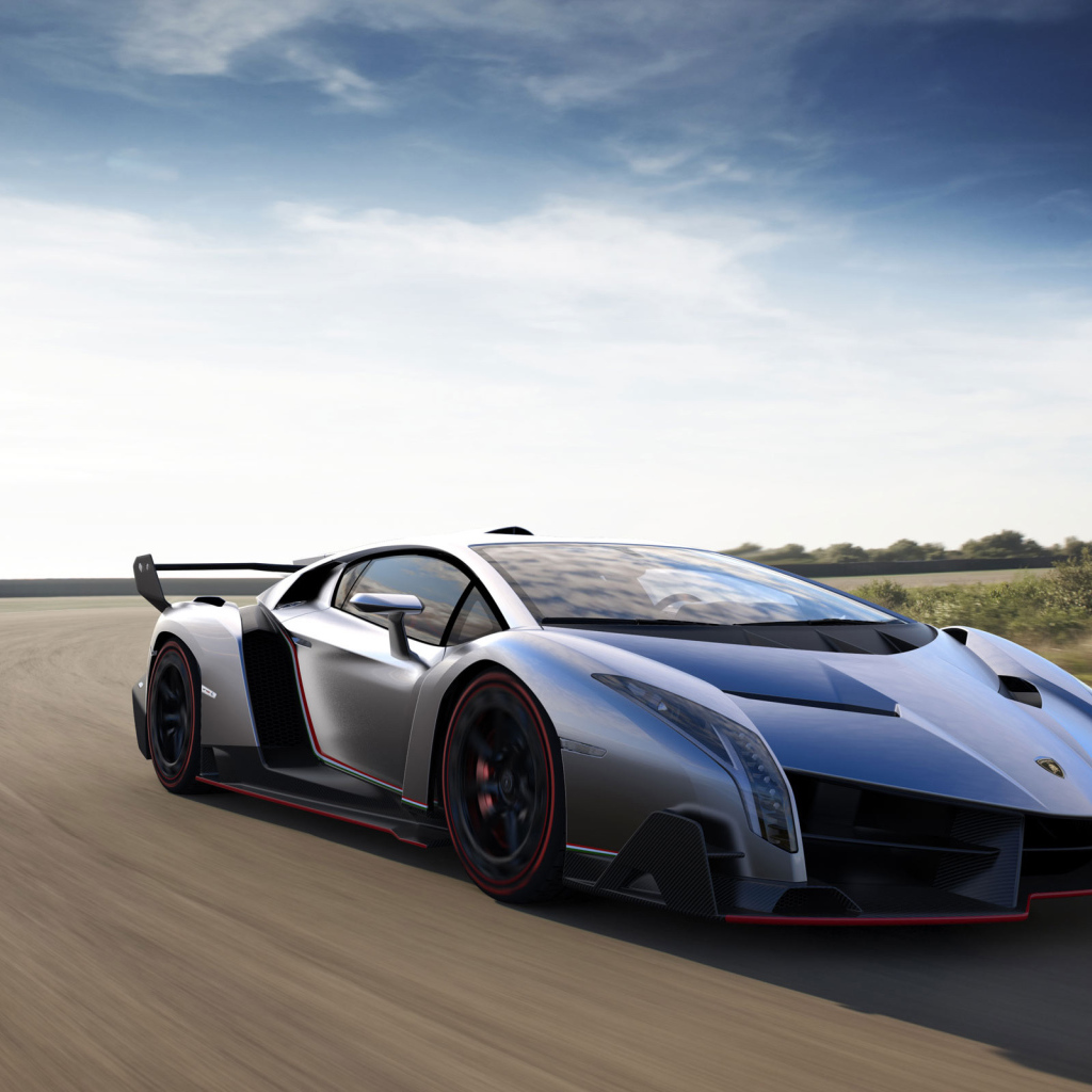 Автомобиль Lamborghini Veneno на дороге