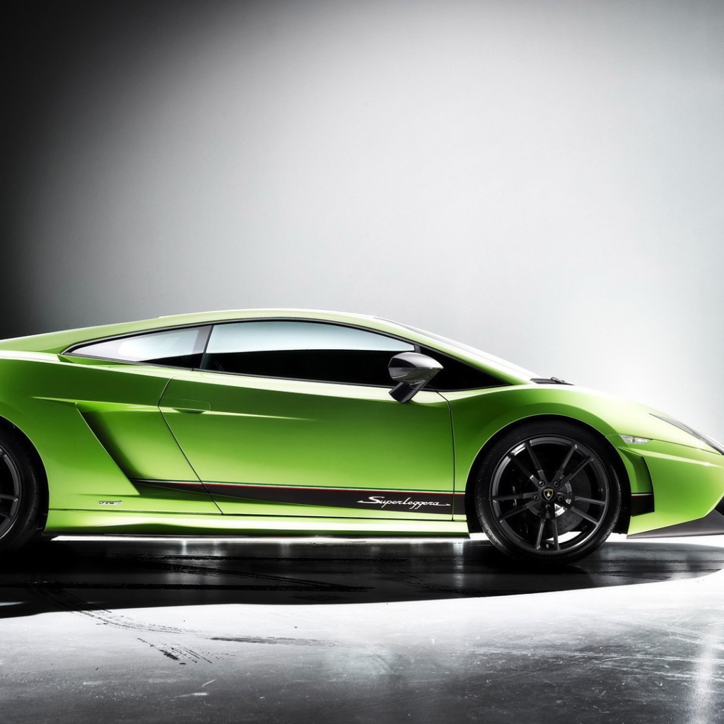 Зеленый Ламборджини около лампы