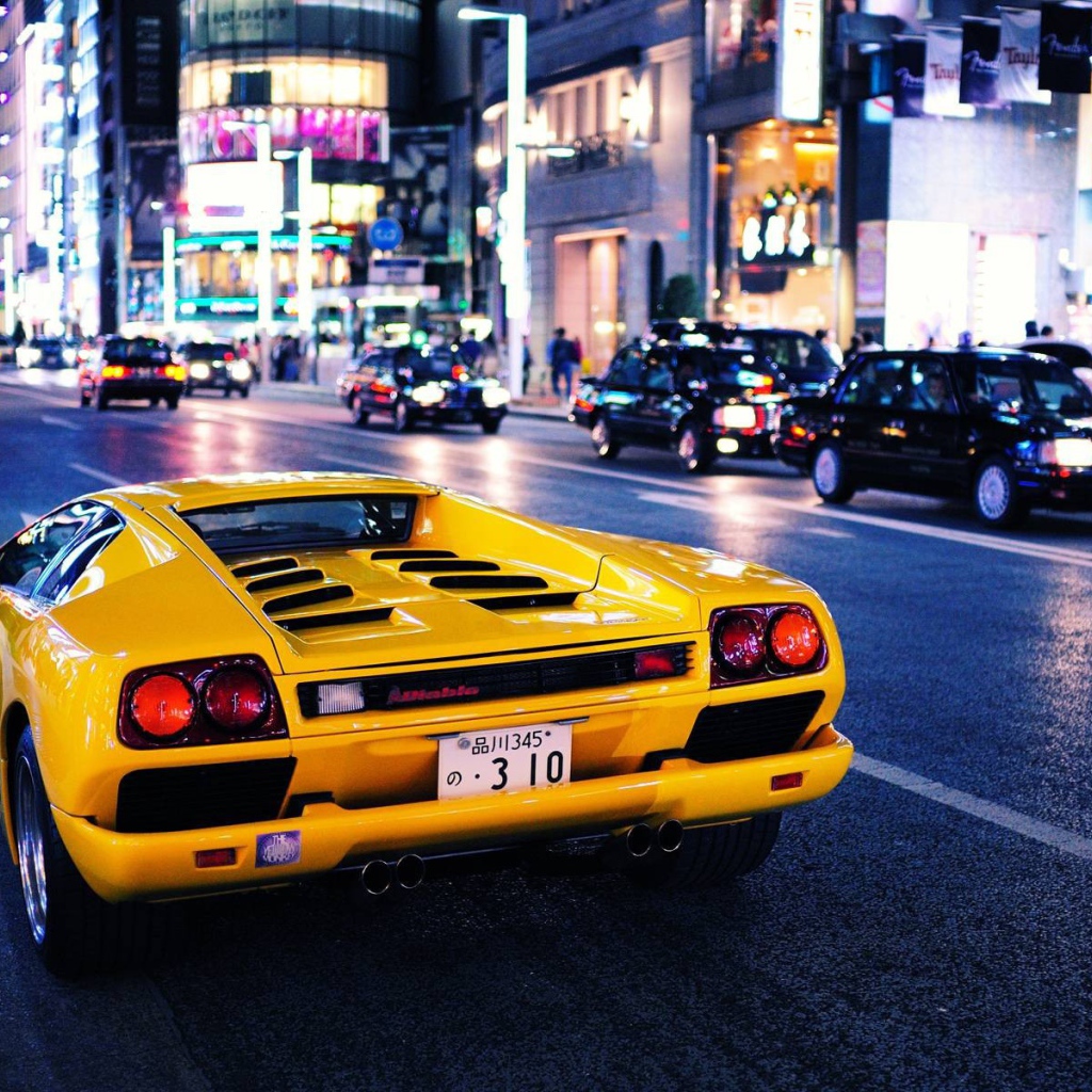 Ламборджини на улице города