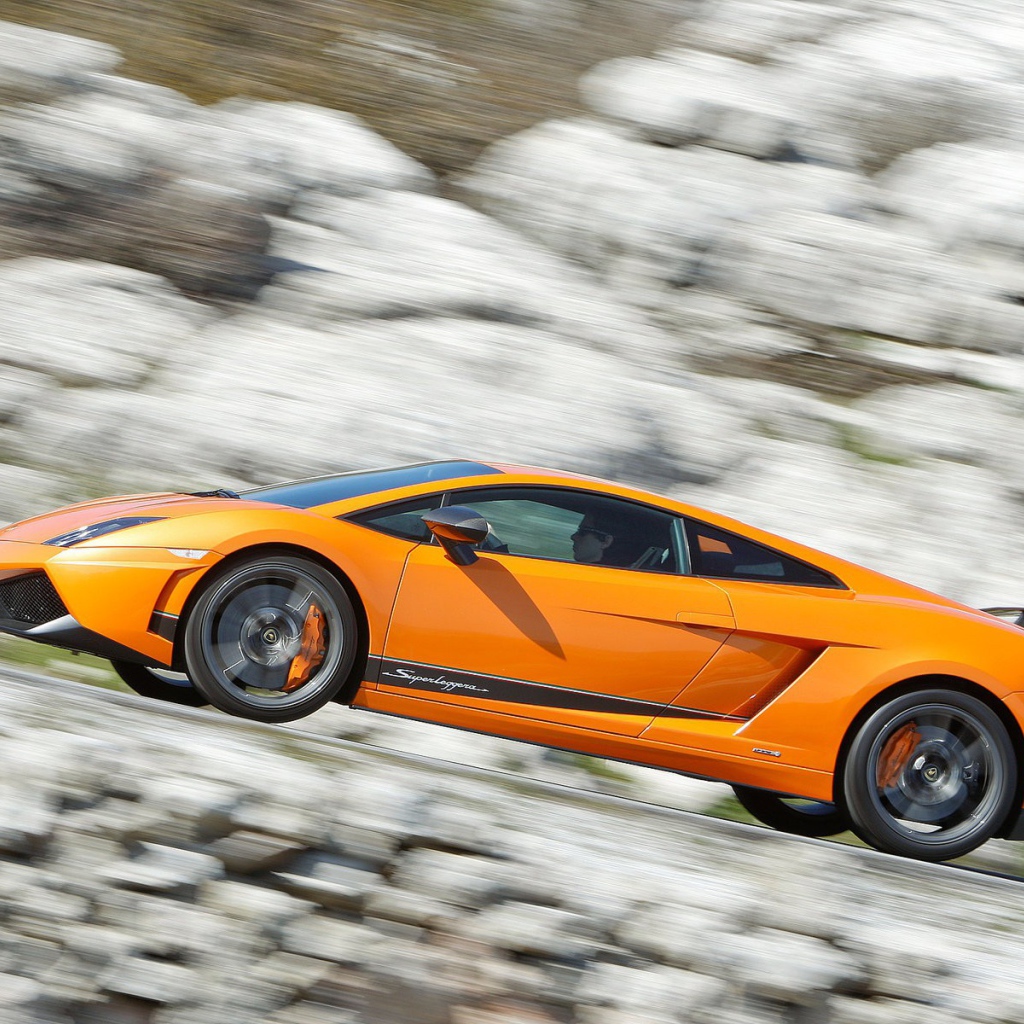 Оранжевый Ламборджини на скорости