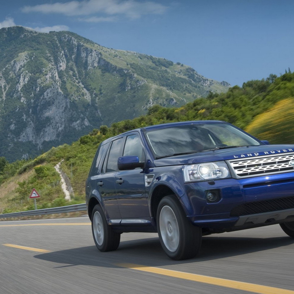 Автомобиль Land Rover Freelander 2 на дороге