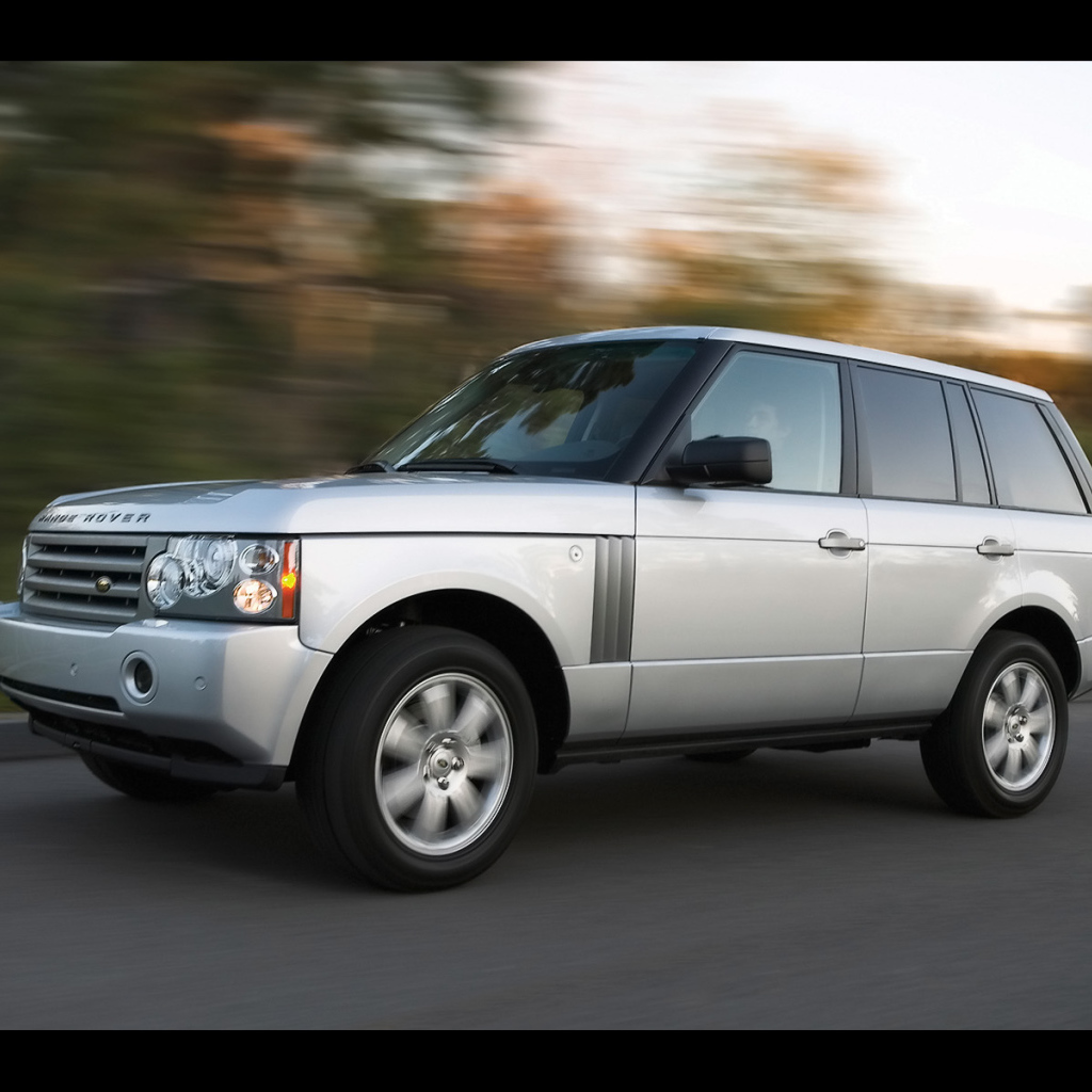 Автомобиль Land Rover A8 на дороге