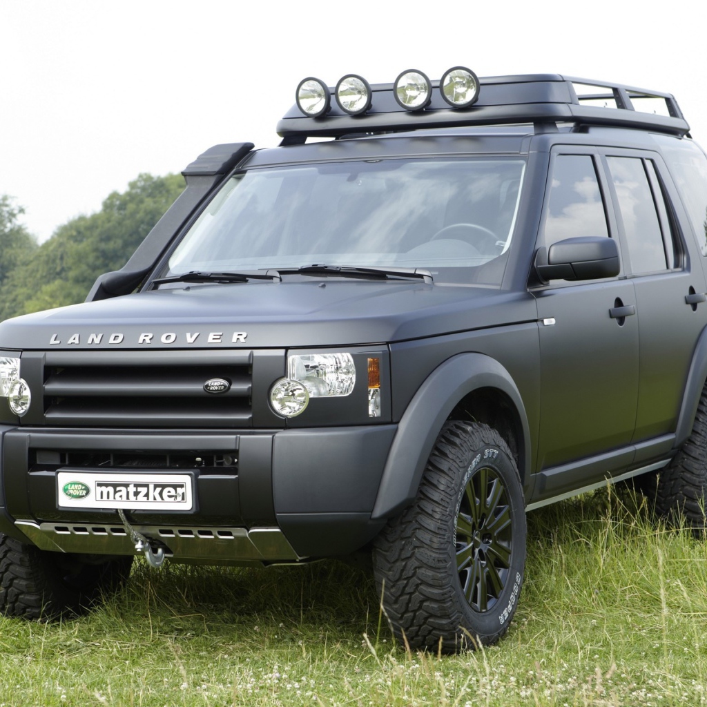  Автомобиль Land Rover Defender на дороге