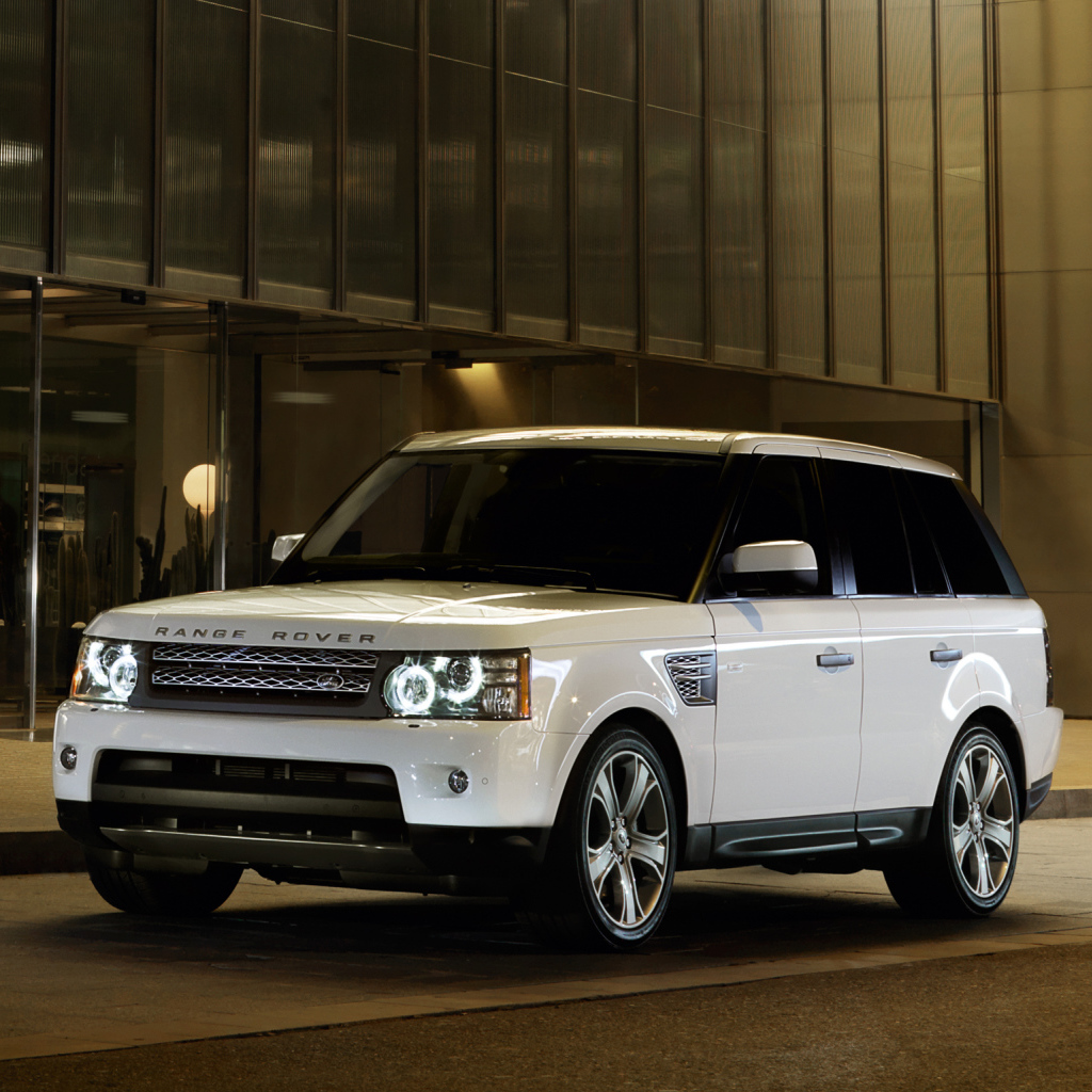 Лэнд ровер около магазина