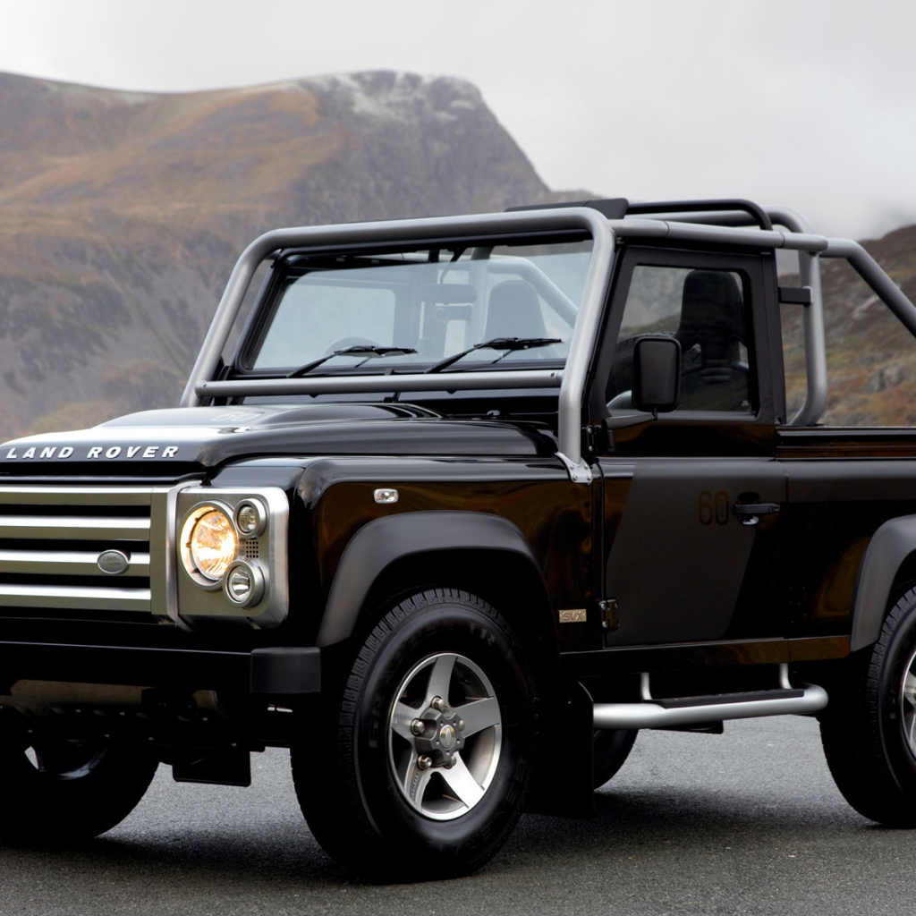Автомобиль марки Land Rover модели Defender