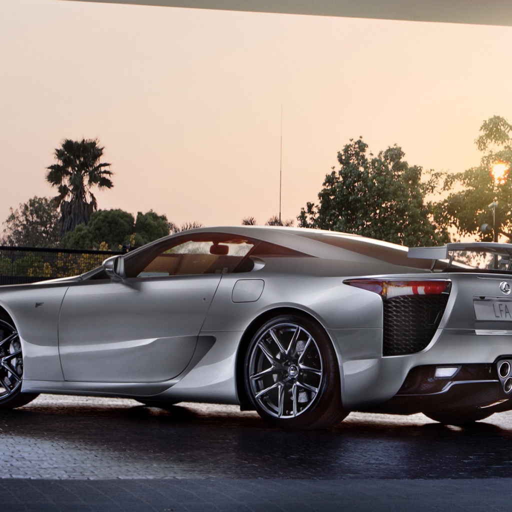 Серебристый Лексус