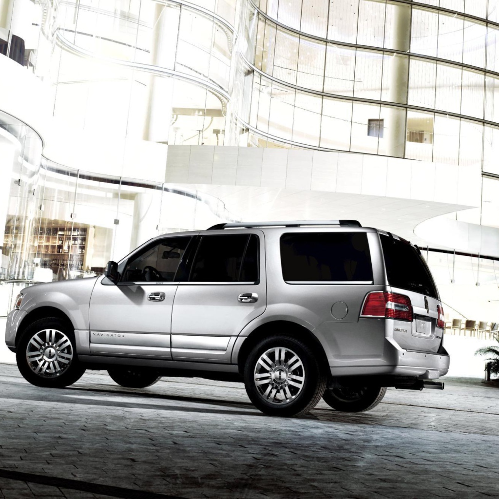 Красивый автомобиль Lincoln Navigator 2014 в Москве