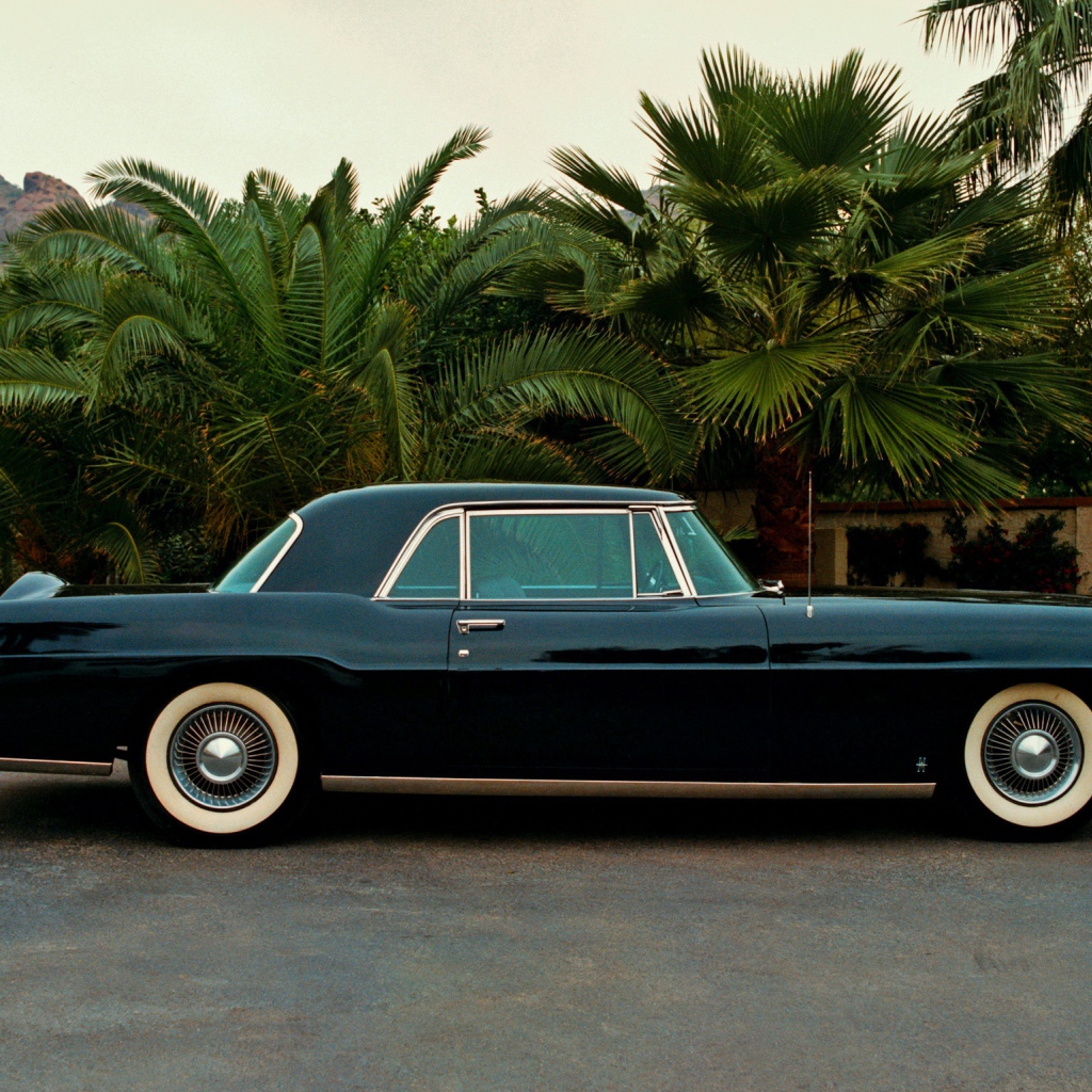 Красивый автомобиль Lincoln Continental в Москве
