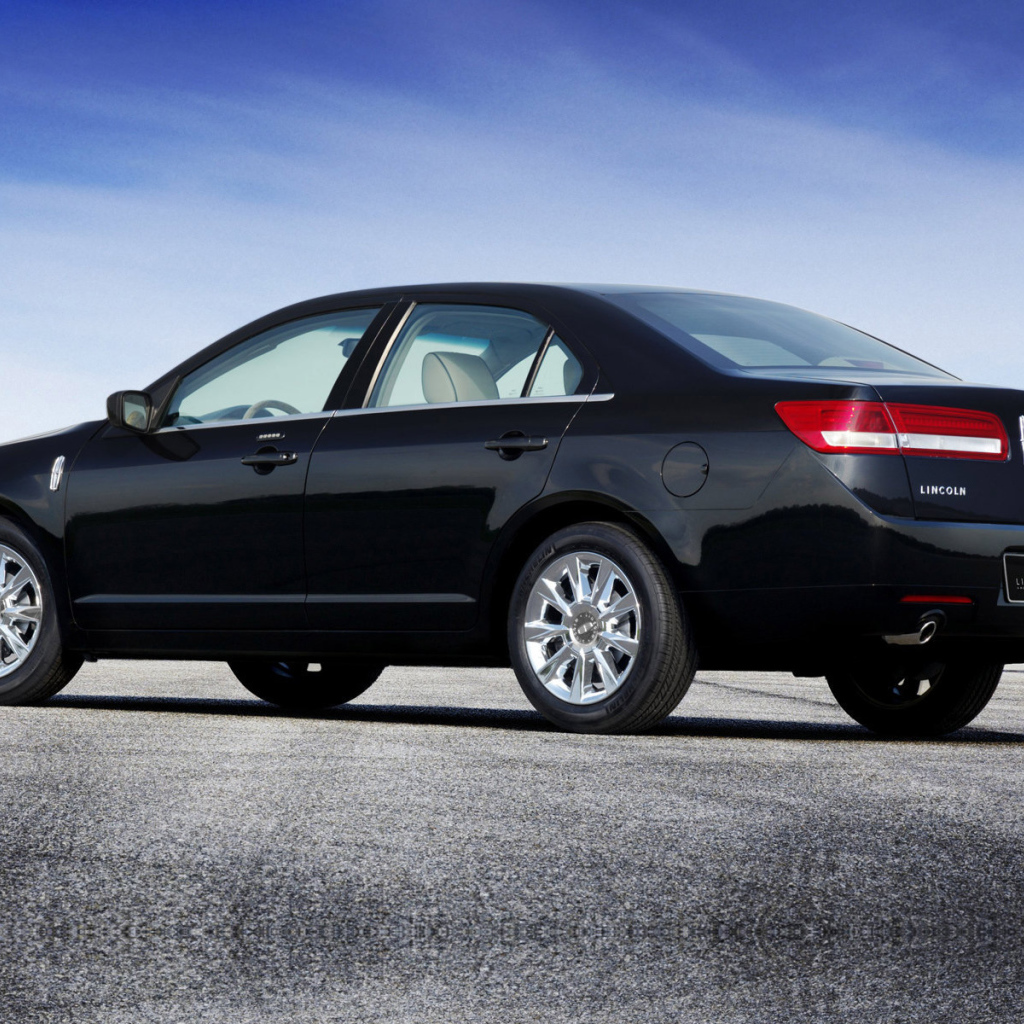 Красивый автомобиль Lincoln MKZ в Москве