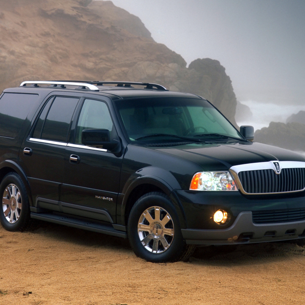 Красивый автомобиль Lincoln Navigator в Москве