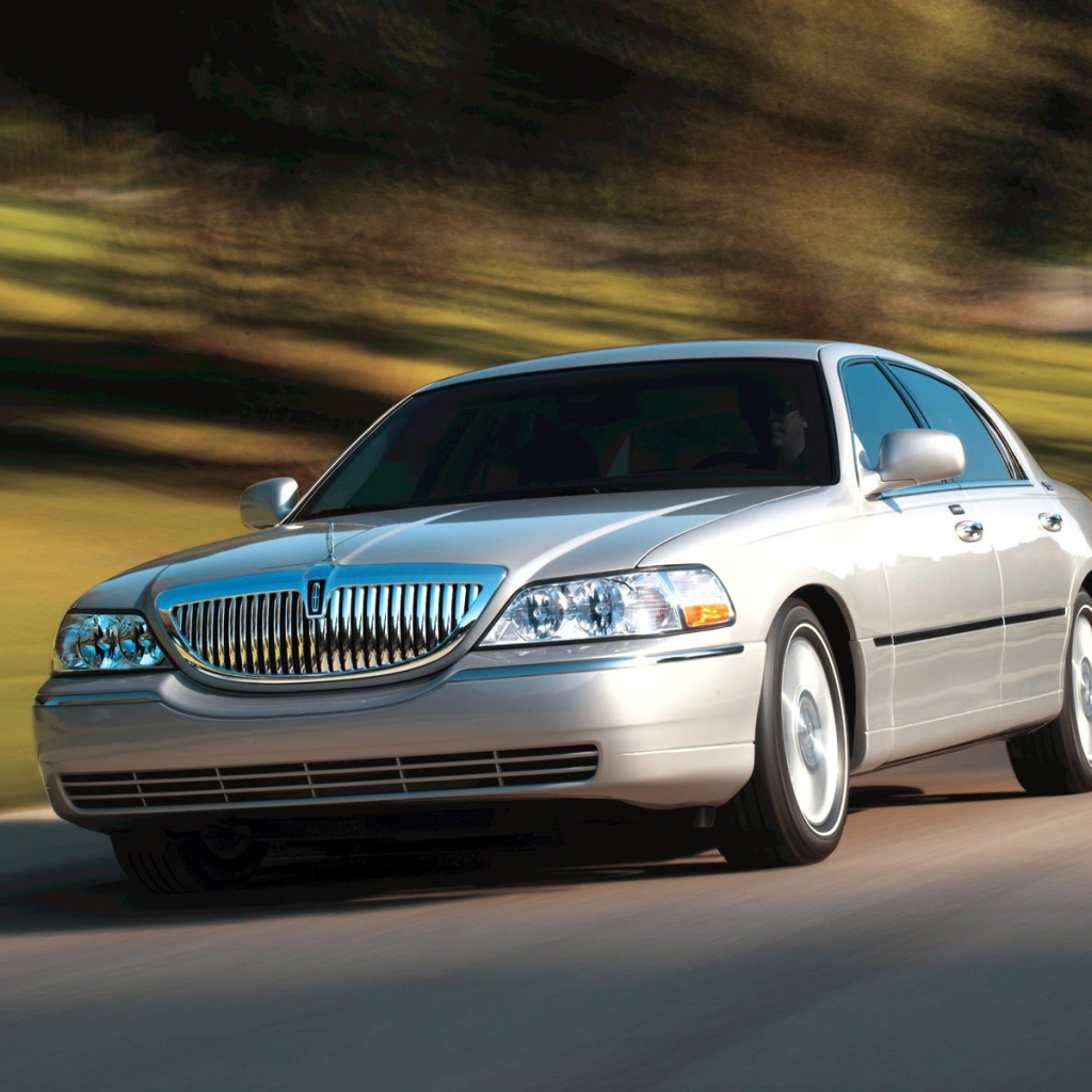 Красивый автомобиль Lincoln Town Car