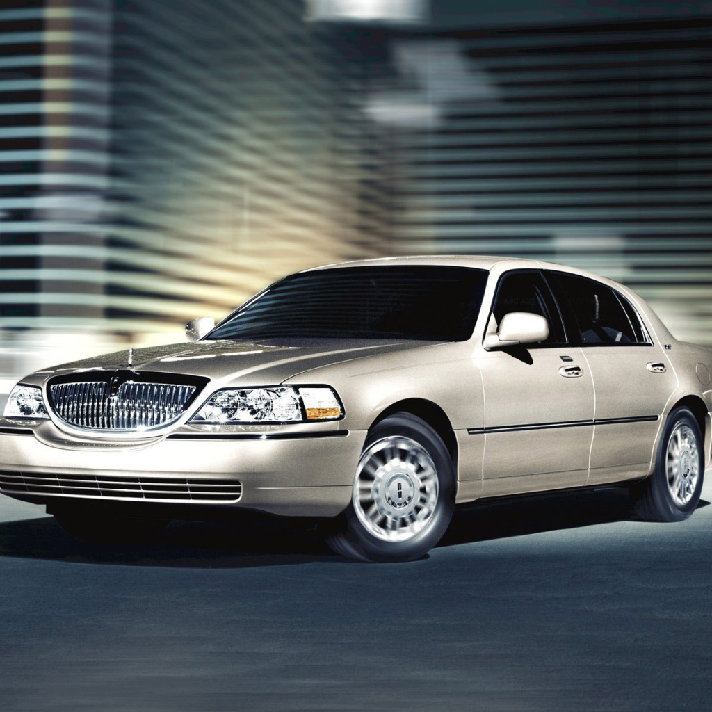 Автомобиль Lincoln Town Car на дороге