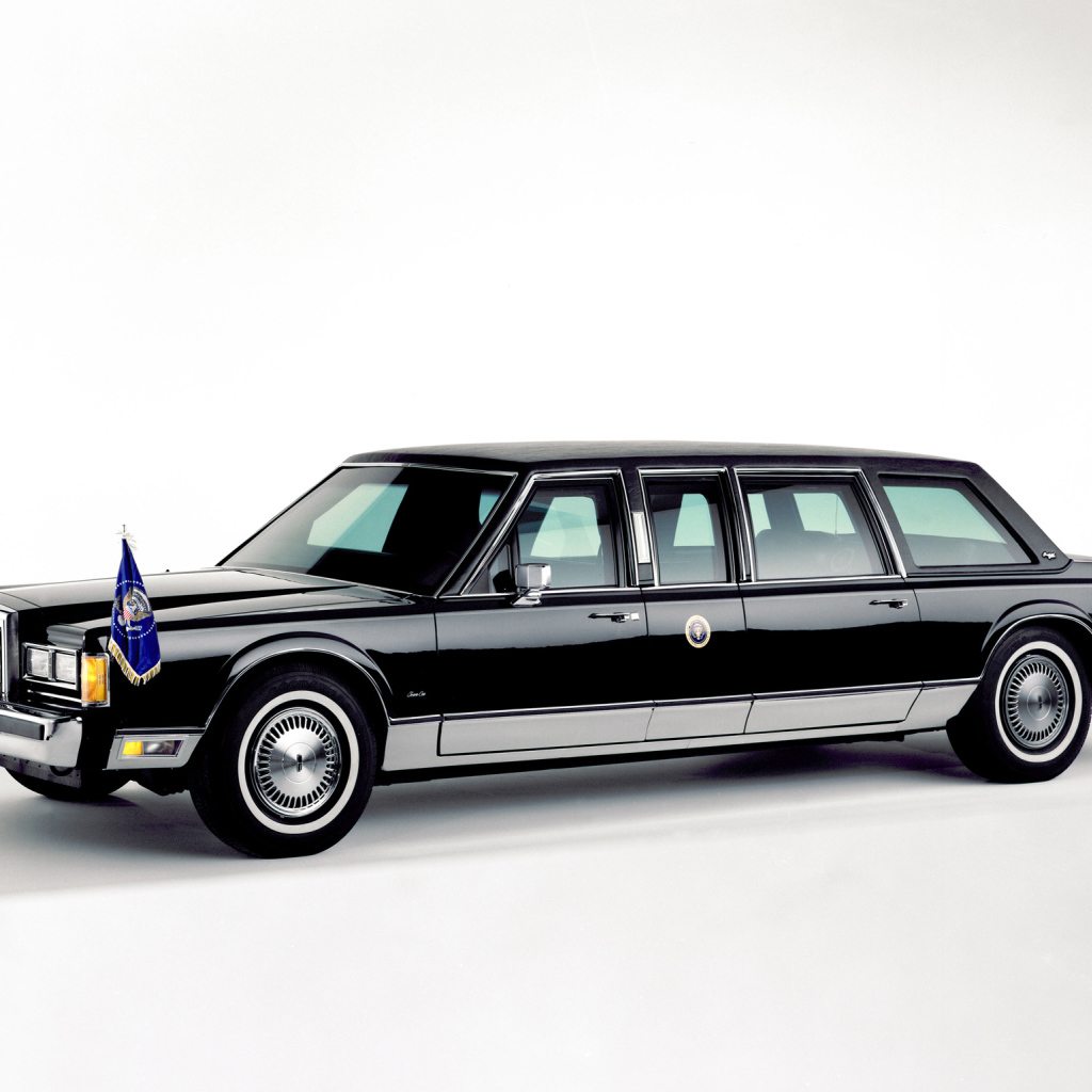 Автомобиль марки Lincoln модели Town Car