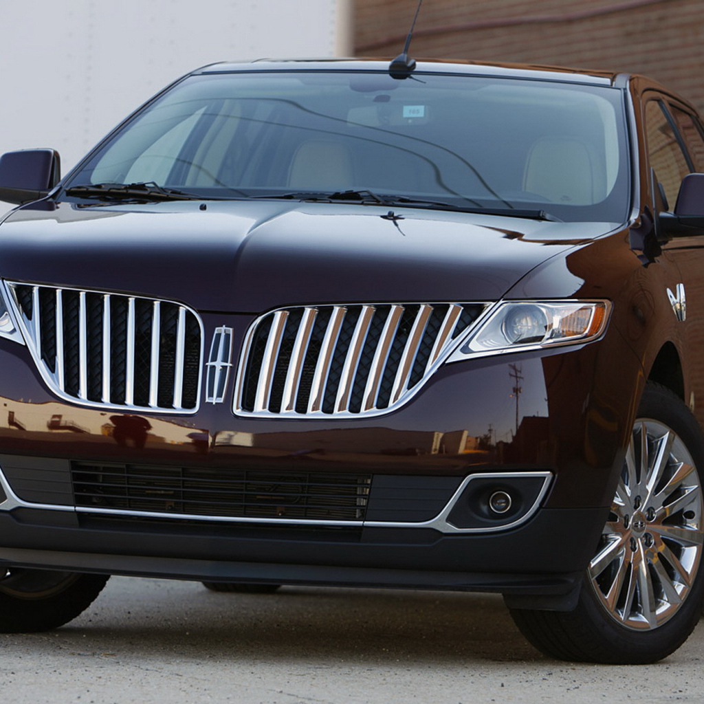 Автомобиль Lincoln MKX на дороге